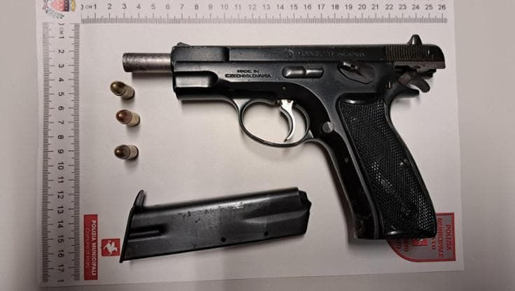 Prato, auto fermata per un controllo: scoprono a bordo pistole e ordigni