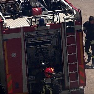 Catania, incendio distrugge campo Rom: evacuate centinaia di persone