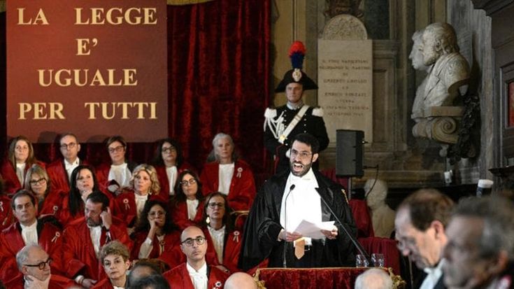 Avvocati napoletani, 800 in 2 anni lasciano la toga: “Colpa della crisi e dei mali della giustizia”