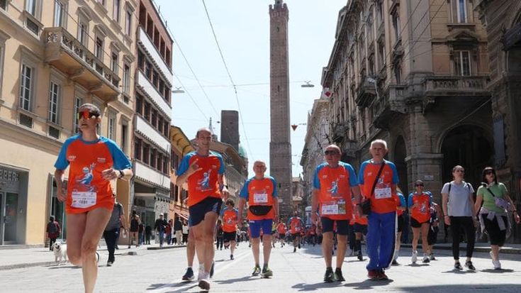 La StraBologna oggi riempie il centro di runner: è festa per 22mila