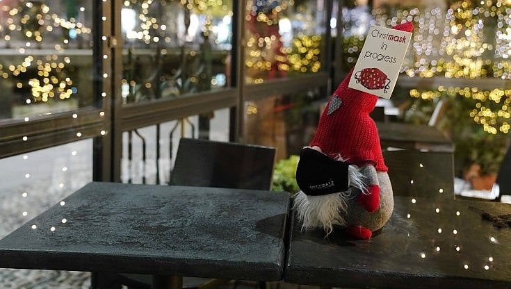 Coronavirus e Natale, cena più camera: la trovata per il Capodanno fuori casa
