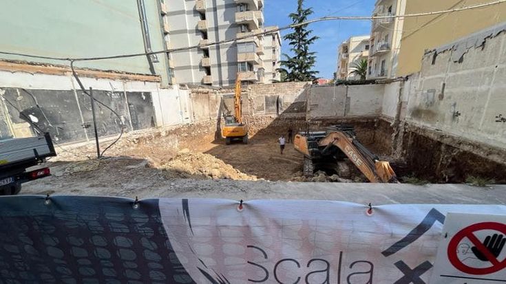 Bari, c’era una volta il Pellicano: abbattuto in via Quarto il palazzo dello storico pub e poi del Fix It