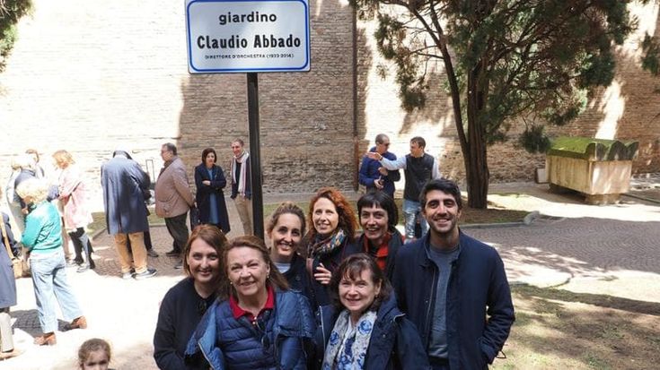 Bologna intitola un giardino a Claudio Abbado e la figlia del maestro manda una stoccata a Beppe Sala: “Milano battuta”