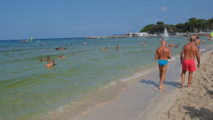 Veneto, le ordinanze di Caorle ed Eraclea: "Vietato stare in bikini o a torso nudo fuori dalla spiaggia"