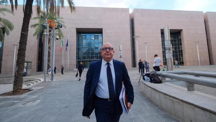 I sorrisi del professor Armao nell’ora più difficile. “Soldi nascosti? Non amo il contante”