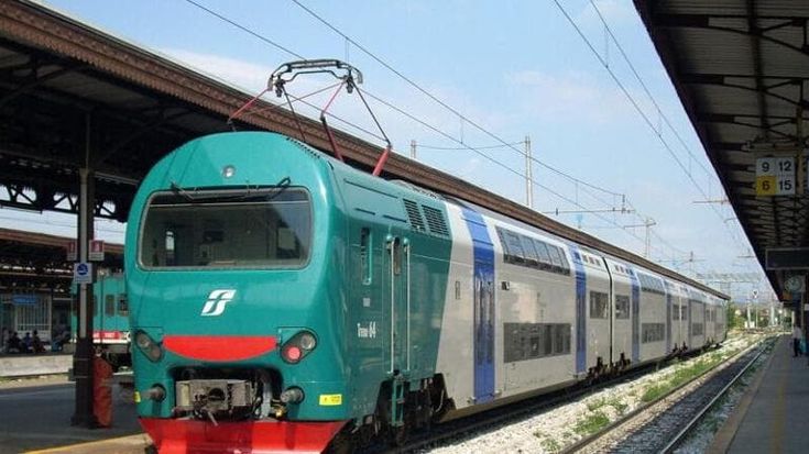 Scoperti senza biglietto, due giovani colpiscono il capotreno con un pugno