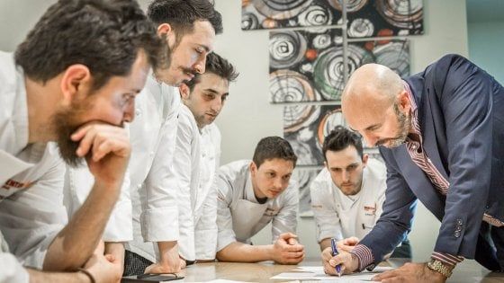 Lo chef si diverte a fare il giro del mondo in un risotto