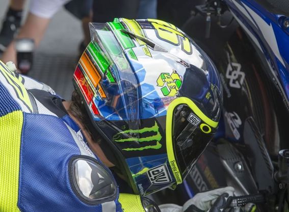 L'ironia di Valentino Rossi: il casco va a "Energia rinnovabile"