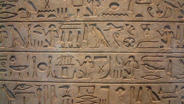Le pagine della sfinge tra lettere e emoticon 