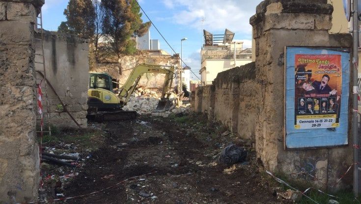 Bari, crolla muro accanto al teatro Purgatorio: nessun ferito ma danni alle auto e stop all'elettricità