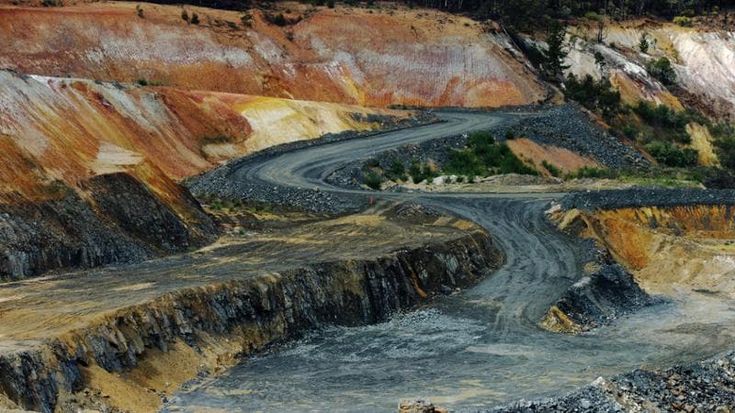 La transizione verde spinge la domanda di minerali critici nel mondo