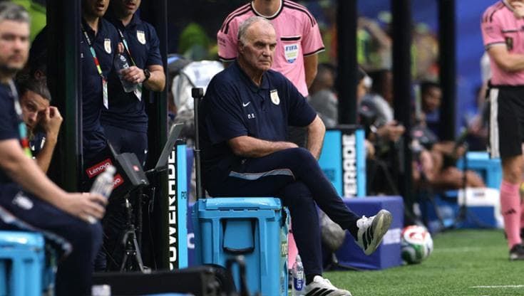 Bielsa, la foto a testa bassa dell’antidivo: “Non faccio il modello”