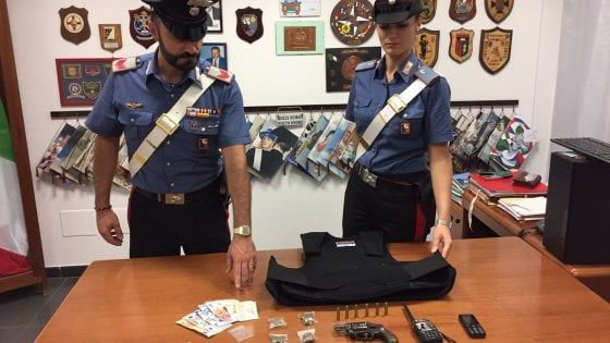 Bari, un altro 17enne fermato con la pistola pronta a sparare: i clan armano i minorenni