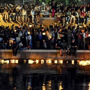 Cinquantamila in Darsena per le lanterne: l'evento lanciato dai social spiazza Milano