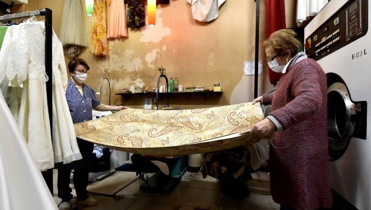 Commercio, le signore del pulito salutano via Farini 