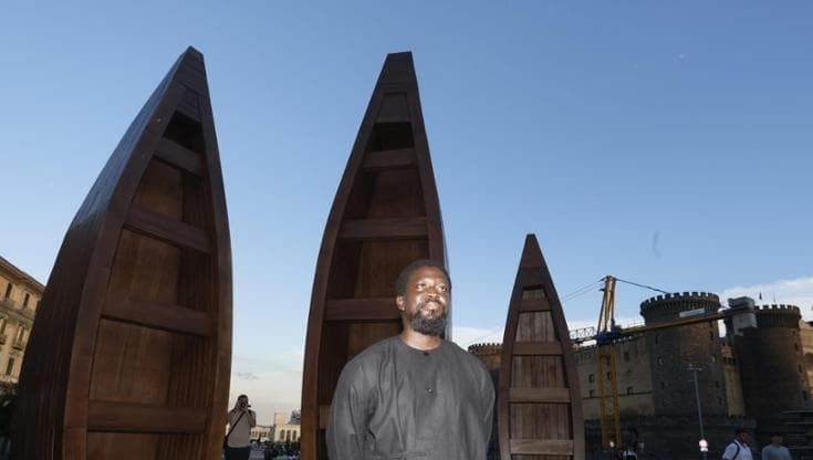 Voyageur approda in piazza Municipio: le tre “barche” di Ibrahim Mahama da Napoli parlano al mondo