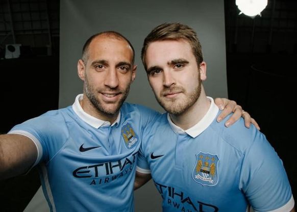 City e tifosi, è una simbiosi: nuova maglia e selfie con i big
