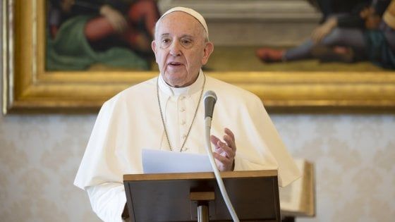 Regolarizzazione, il Papa: "Accolgo l'appello dei braccianti agricoli sfruttati, tra cui molti migranti. Rispettiamo la loro dignità" 
