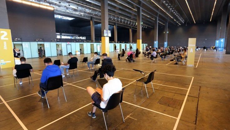 Vaccini, al Sud hub chiusi e open day disertati: l’Italia divisa dal pasticcio delle dosi