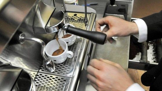 Fase 2, barista riapre nel Foggiano e il sindaco lo blocca: "La Regione ha dato via libera ma il Comune no"
