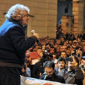 A Matera fischi M5s a Epifani. Duro il Pd: "Anti-democratici". Grillo: "Siete morti"
