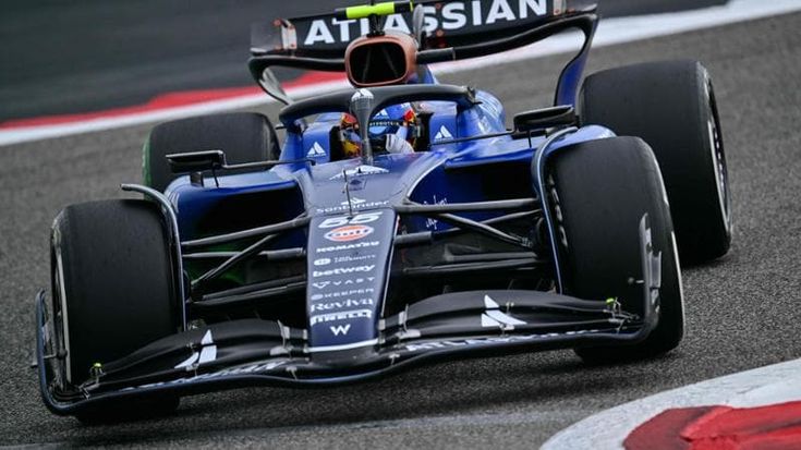 Test F1 in Bahrein, Sainz il più veloce del 2° giorno davanti alle Ferrari di Hamilton e Leclerc