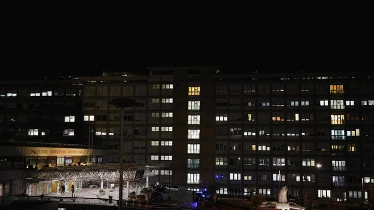 Il Papa tre ore in sala operatoria: “Tumore maligno al polmone rimosso il lobo inferiore destro”