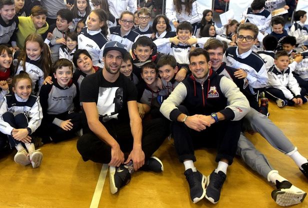 Basket, Cerella dell'Armani Jeans dai piccoli cestisti di Parma