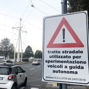 Sulle strade di Torino un nuovo cartello di pericolo generico: attenzione, auto a guida autonoma