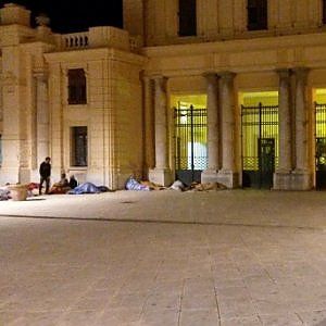 Agrigento, le notti al freddo dei migranti in stazione. La Caritas: "Servono coperte e avvocati"