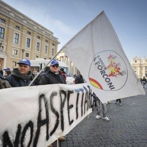 Il Papa ai fedeli: "Ogni famiglia abbia una casa, ma no a scontri e violenza"