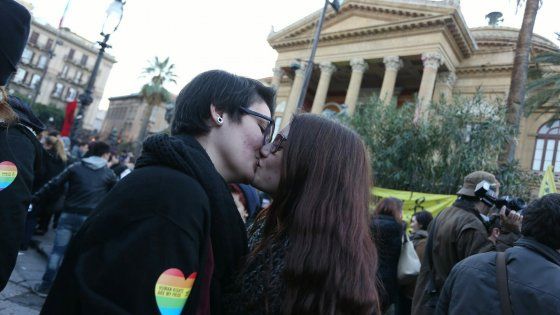 Palermo, le famiglie arcobaleno in piazza per le unioni civili