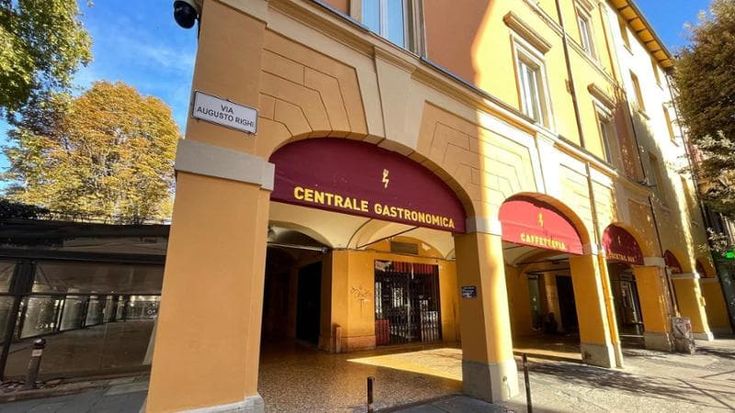 Pizza e pollo fritto sotto i portici: Rossopomodoro e Kfc al posto dell’ex Centrale Gastronomica