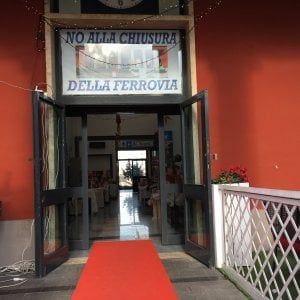 Castellammare, la protesta dei pendolari: "Riaprite la ferrovia"