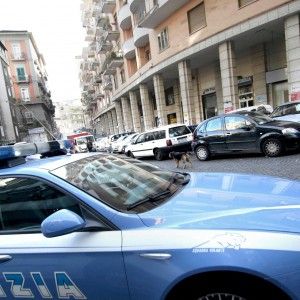 Pugni all'ex compagna, bloccato da un'automobilista