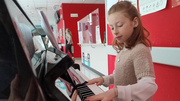 La pianista di 10 anni che suona negli ospedali: “La musica come anestetico”