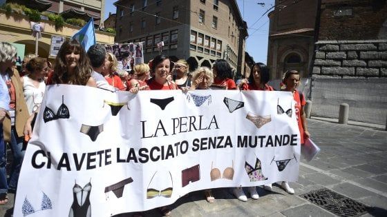 Bologna, l'ira delle lavoratrici de La Perla: "Da sette mesi senza cassa integrazione"