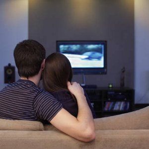 Cuore, alzarsi durante gli spot in tv è già una difesa