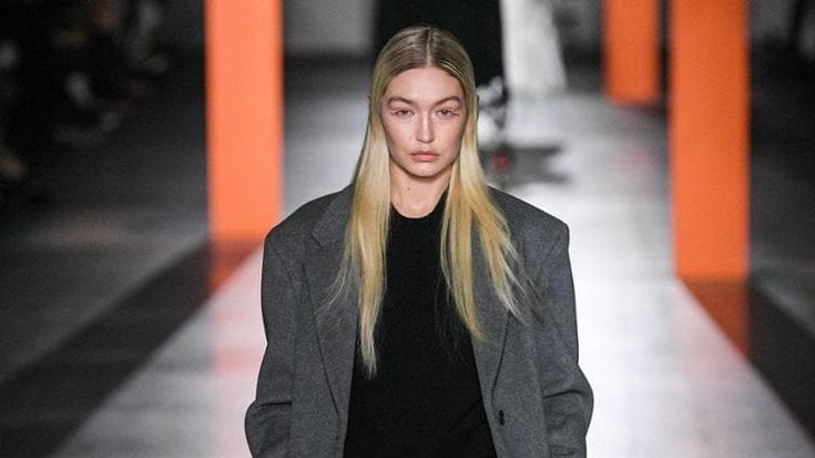 Prada chiude il semestre con ricavi in crescita del 20%. L’utile corre ancor di più e balza a 305 milioni
