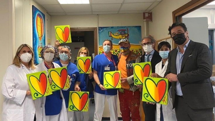 Greg, il pittore dei Navigli, dona i suoi "cuori" ai piccoli malati della clinica De Marchi