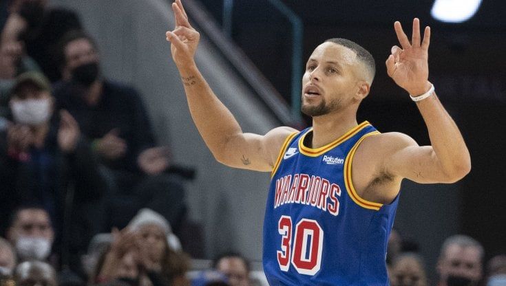 Basket, Nba: Curry fa 50 punti e Golden State vola, Lakers sorridono all'overtime
