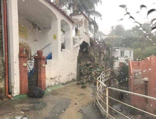 Temporale a Ischia, crolla muro a secco in zona rossa: famiglie evacuate