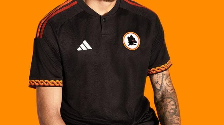 Roma, presentata la terza maglia: torna il logo con il Lupetto