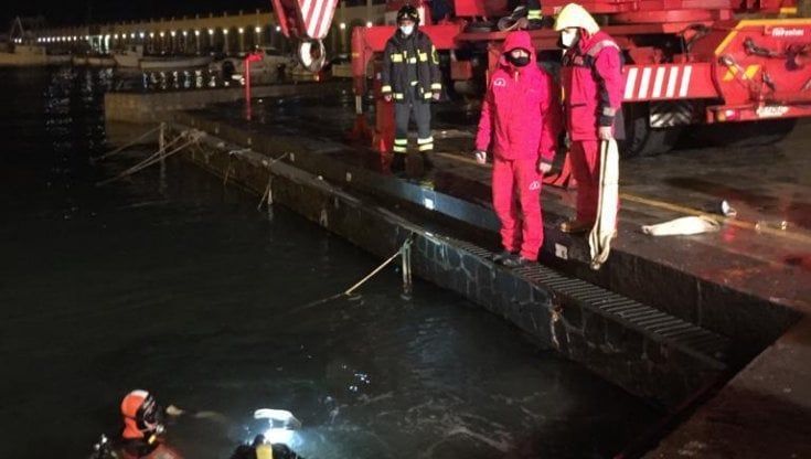 Acciaroli: anziano finisce in mare con l’auto, salvato da due residenti