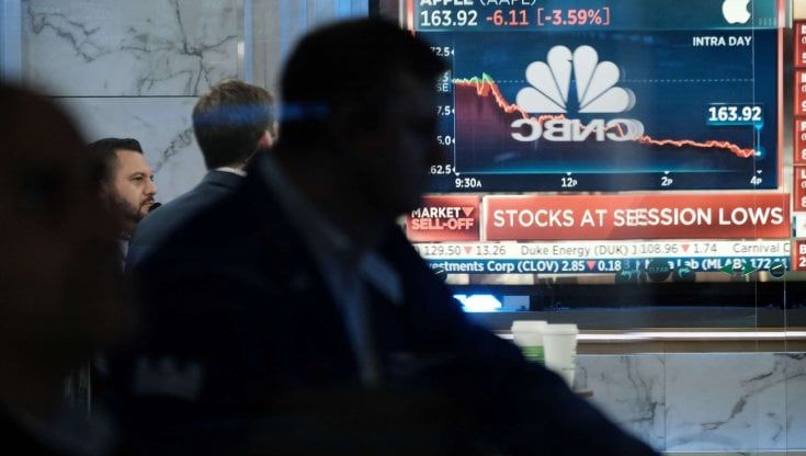 Le Borse di oggi, 29 agosto. Listini in ribasso dopo Powell "falco". Scommesse dei fondi contro la moneta unica, ma chiude in rialzo