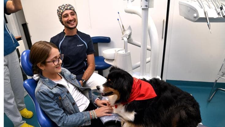 Dal dentista arriva Vayana, un cane per i bambini che hanno paura del camice verde