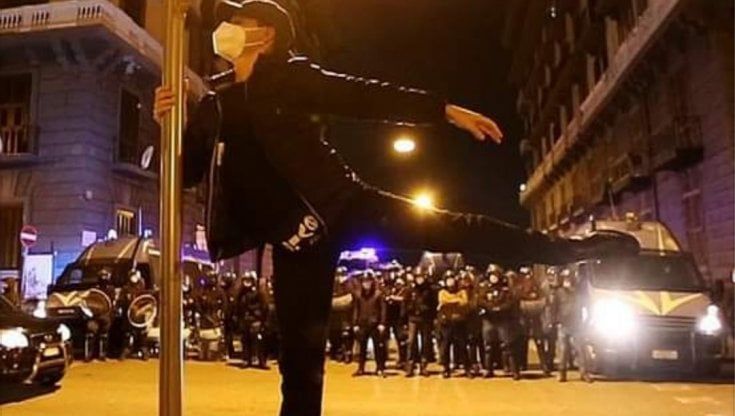 Napoli, ballerino del San Carlo incanta la piazza della protesta 