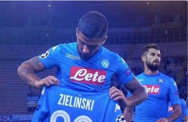 Napoli-Feyenoord: Insigne dedica il gol a Milik, ma prima sbaglia maglia 