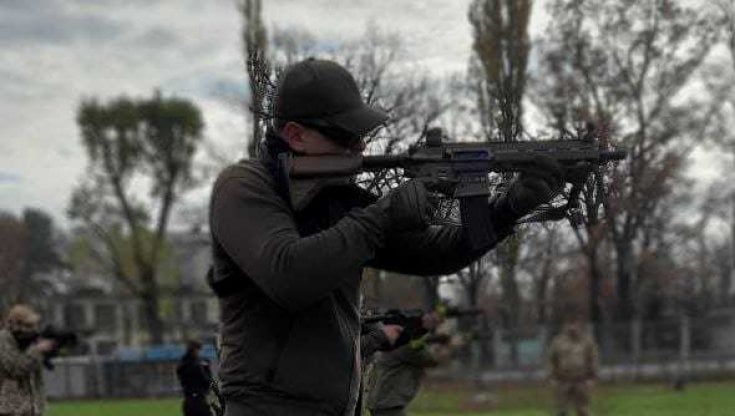 Ucraina, a un anno dalla strage il padre che perse la famiglia a Irpin si addestra per vendetta: “La mia vita è congelata"