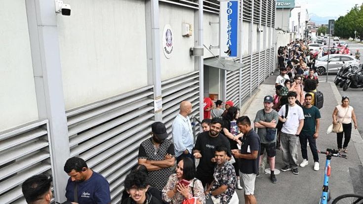 Code di migranti in via Botticelli, “È una condanna”